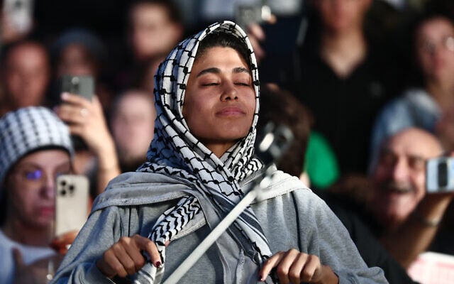 L'eurodéputée du parti LFI, Rima Hassan participant à un rassemblement en sa faveur place de la République à Paris, le 12 juin 2025, après son expulsion suite à son arrestation par Israël avec d'autres militants à bord d'un bateau humanitaire à destination de Gaza. (Crédit : Thibaud Moritz/AFP)