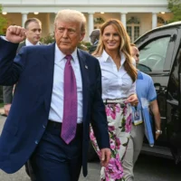 Le président américain, Donald Trump, à gauche, lève le poing aux côtés de la première dame Melania Trump lors du pique-nique du Congrès sur la pelouse sud de la Maison Blanche à Washington, le 12 juin 2025. (Crédit : Photo de SAUL LOEB / AFP)