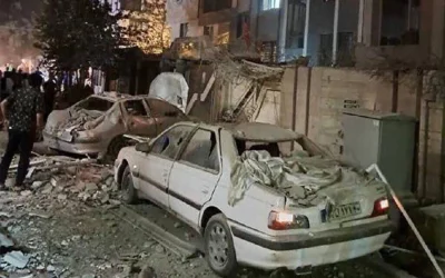 Cette photo publiée par la chaîne Telegram Sepah News du Corps des Gardiens de la révolution islamique d'Iran le 13 juin 2025 est supposée montrer un bâtiment de Téhéran touché par une frappe israélienne qui s'est abattue sur la capitale iranienne tôt dans la matinée. Le Premier ministre israélien Benyamin Netanyahu a déclaré dans une vidéo aux premières heures du 13 juin qu’Israël avait mené des frappes sur l’Iran et que l’opération militaire contre la République islamique « continuerait aussi longtemps qu’il le faudrait ». (Photo by SEPAH NEWS / AFP)
