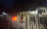 Cette photo diffusée par la chaîne Telegram officielle du Corps des gardiens de la révolution islamique (CGRI) Sepah News le 13 juin 2025 montre un bâtiment endommagé en feu à Téhéran après des frappes israéliennes sur la capitale iranienne. (Crédit : SEPAH NEWS / AFP)