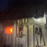 Cette photo diffusée par la chaîne Telegram officielle du Corps des gardiens de la révolution islamique (CGRI) Sepah News le 13 juin 2025 montre un bâtiment endommagé en feu à Téhéran après des frappes israéliennes sur la capitale iranienne. (Crédit : SEPAH NEWS / AFP)