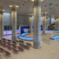 Le hall des arrivées vide de l'aéroport Ben Gurion, près de Tel Aviv, le 13 juin 2025, après la fermeture de l'espace aérien israélien à la suite des frappes contre l'Iran. (Crédit : Jack Guez/AFP)