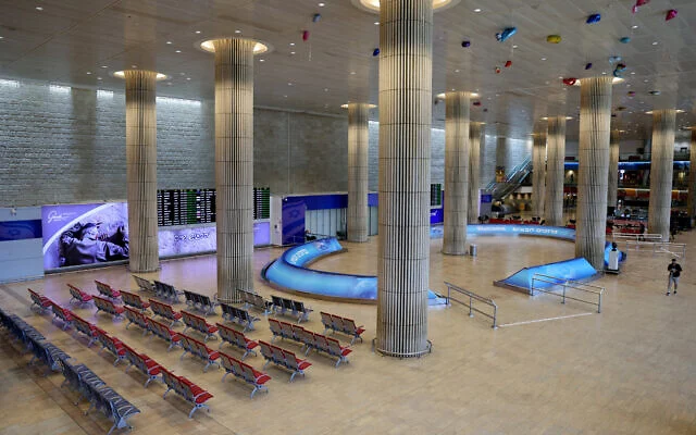 Le hall des arrivées vide de l'aéroport Ben Gurion, près de Tel Aviv, le 13 juin 2025, après la fermeture de l'espace aérien israélien à la suite des frappes contre l'Iran. (Crédit : Jack Guez/AFP)