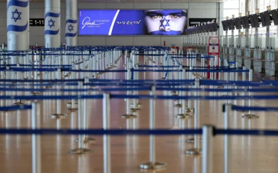 Le hall des départs vide de l'aéroport Ben Gurion, près de Tel Aviv, après la fermeture de l'espace aérien israélien aux décollages et atterrissages à la suite des frappes contre l'Iran, le 13 juin 2025. (Crédit : Jack Guez/AFP)