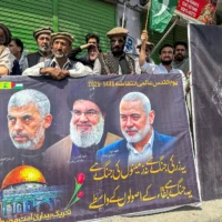 Des musulmans chiites brandissant des banderoles représentant les dirigeants du Hamas et du Hezbollah tués par Israël se rassemblent lors d'une manifestation contre la vague de frappes israéliennes contre l'Iran, à Skardu, dans la région montagneuse du Gilgit-Baltistan, au Pakistan, le 13 juin 2025. (Crédit : Manzoor BALTI / AFP)