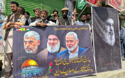 Des musulmans chiites brandissant des banderoles représentant les dirigeants du Hamas et du Hezbollah tués par Israël se rassemblent lors d'une manifestation contre la vague de frappes israéliennes contre l'Iran, à Skardu, dans la région montagneuse du Gilgit-Baltistan, au Pakistan, le 13 juin 2025. (Crédit : Manzoor BALTI / AFP)