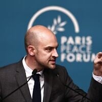 Le ministre français de l'Europe et des Affaires étrangères, Jean-Noël Barrot, prononçant un discours lors d'une conférence intitulée « Appel de Paris pour la solution à deux États, la paix et la sécurité régionale », à Paris, le 13 juin 2025. (Crédit : Thibaud Moritz/POOL/AFP)
