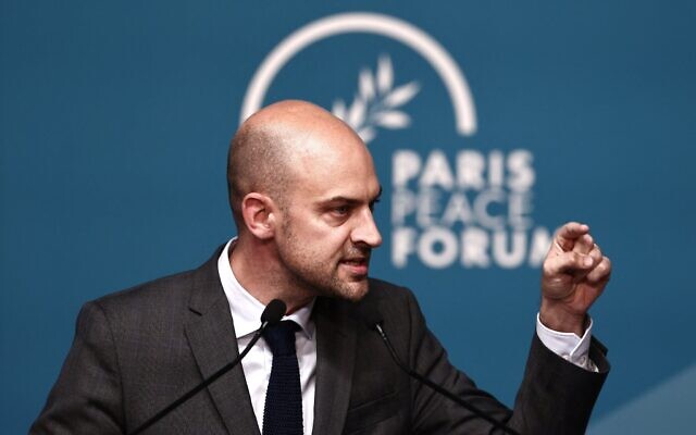 Le ministre français de l'Europe et des Affaires étrangères, Jean-Noël Barrot, prononçant un discours lors d'une conférence intitulée « Appel de Paris pour la solution à deux États, la paix et la sécurité régionale », à Paris, le 13 juin 2025. (Crédit : Thibaud Moritz/POOL/AFP)