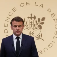 Le président français Emmanuel Macron arrive pour tenir une conférence de presse au palais de l'Elysée à Paris le 13 juin 2025, après qu'Israël a lancé une vague de frappes sur l'Iran. (Crédit : Michel Euler / POOL / AFP)