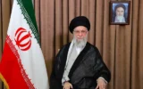 Le guide suprême de l'Iran, l'ayatollah Ali Khamenei, prenant la parole depuis la capitale, Téhéran, le 13 juin 2025. Au-dessus de lui se trouve un portrait de son défunt prédécesseur Ruhollah Khomeini. (Crédit : KHAMENEI. IR/AFP)