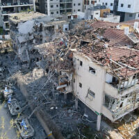 Cette photo aérienne montre des bâtiments endommagés sur un site touché par un missile tiré depuis l'Iran dans la ville israélienne de Ramat Gan, près de Tel-Aviv, le 14 juin 2025. (Crédit : Jack GUEZ / AFP)