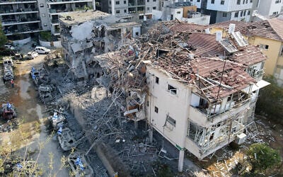 Cette photo aérienne montre des bâtiments endommagés sur un site touché par un missile tiré depuis l'Iran dans la ville israélienne de Ramat Gan, près de Tel-Aviv, le 14 juin 2025. (Crédit : Jack GUEZ / AFP)