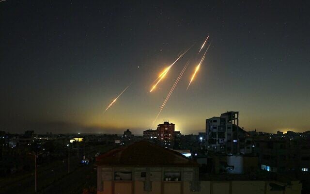 Des traînées de roquettes dans le ciel tard dans la nuit du 13 juin 2025, après que l'Iran a frappé Israël avec une salve de missiles, sur une photo prise à Nuseirat, dans le centre de la bande de Gaza. (Crédit : Eyad Baba/AFP) Des traînées de roquettes dans le ciel tard dans la nuit du 13 juin 2025, après que l'Iran a frappé Israël avec une salve de missiles, sur une photo prise à Nuseirat, dans le centre de la bande de Gaza. (Crédit : Eyad Baba/AFP)