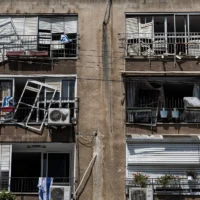 Un bâtiment endommagé à Tel Aviv, touché par un missile balistique tiré depuis l'Iran, le 14 juin 2025. (Crédit : JOHN WESSELS / AFP)