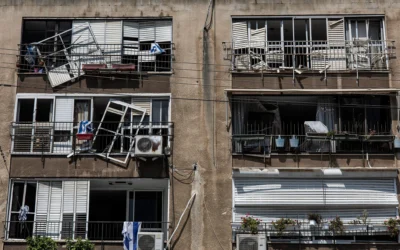 Un bâtiment endommagé à Tel Aviv, touché par un missile balistique tiré depuis l'Iran, le 14 juin 2025. (Crédit : JOHN WESSELS / AFP)