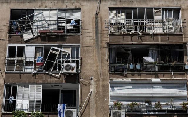 Un bâtiment endommagé à Tel Aviv, touché par un missile balistique tiré depuis l'Iran, le 14 juin 2025. (Crédit : JOHN WESSELS / AFP) Un bâtiment endommagé à Tel Aviv, touché par un missile balistique tiré depuis l'Iran, le 14 juin 2025. (Crédit : JOHN WESSELS / AFP)