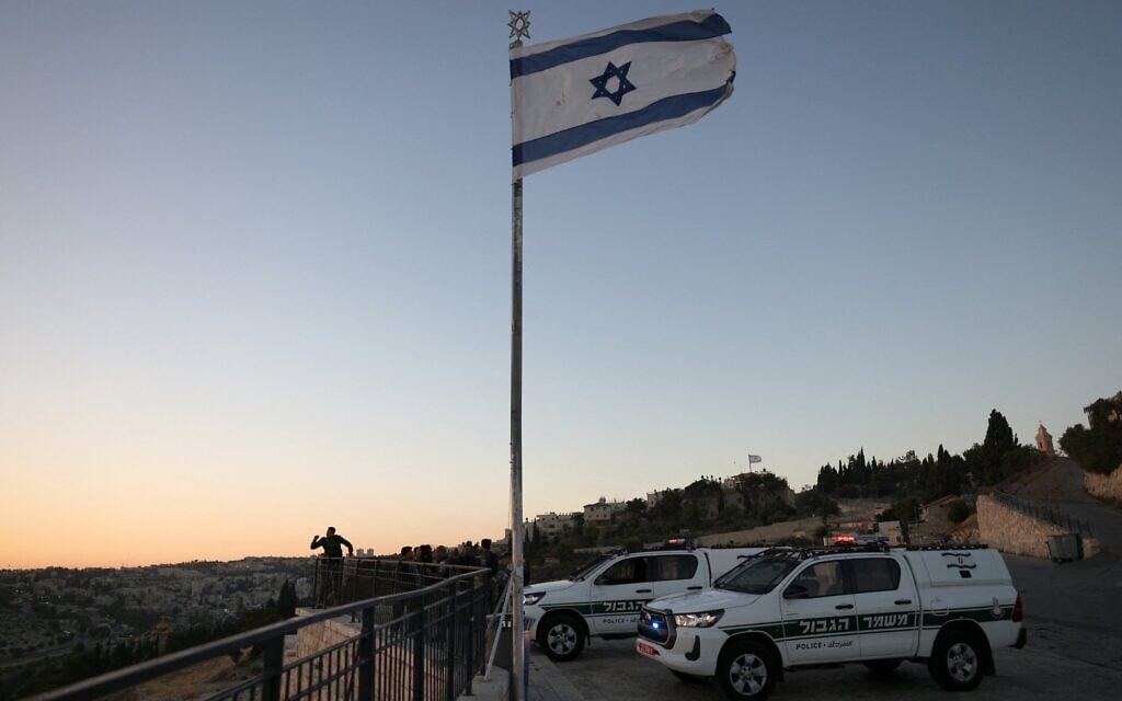 Les forces de sécurité israéliennes se rassemblent à Jérusalem-Est au coucher du soleil le 14 juin 2025. (AHMED GHARABLI / AFP)