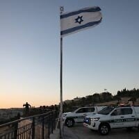 Les forces de sécurité israéliennes se rassemblent à Jérusalem-Est au coucher du soleil le 14 juin 2025. (AHMED GHARABLI / AFP)
