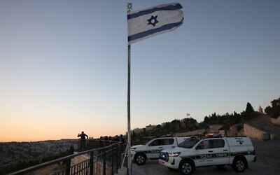 Les forces de sécurité israéliennes se rassemblent à Jérusalem-Est au coucher du soleil le 14 juin 2025. (AHMED GHARABLI / AFP)
