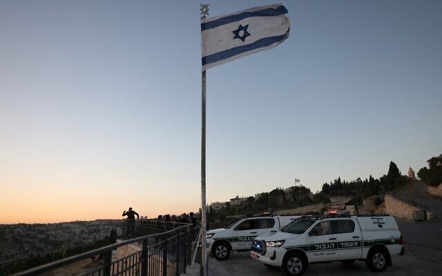 Les forces de sécurité israéliennes se rassemblent à Jérusalem-Est au coucher du soleil le 14 juin 2025. (AHMED GHARABLI / AFP)
