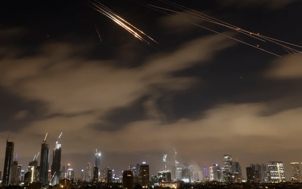 Les systèmes de défense aérienne israéliens interceptant des missiles iraniens, au-dessus de Tel Aviv, tôt le 15 juin 2025. (Crédit : Jalaa Marey/AFP)