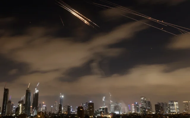 Les systèmes de défense aérienne israéliens interceptant des missiles iraniens, au-dessus de Tel Aviv, tôt le 15 juin 2025. (Crédit : Jalaa Marey/AFP) Les systèmes de défense aérienne israéliens interceptant des missiles iraniens, au-dessus de Tel Aviv, tôt le 15 juin 2025. (Crédit : Jalaa Marey/AFP)