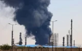 Un épais panache de fumée et de feu s'élève dans le ciel au-dessus d'une raffinerie de pétrole du sud de Téhéran, bombardée par Israël pendant la nuit, le 15 juin 2025. (Photo de ATTA KENARE / AFP)