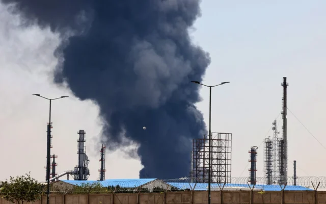 Un épais panache de fumée et de feu s'élève dans le ciel au-dessus d'une raffinerie de pétrole du sud de Téhéran, bombardée par Israël pendant la nuit, le 15 juin 2025. (Photo de ATTA KENARE / AFP)