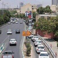 Des automobilistes font la queue pour faire le plein d'essence à Téhéran, en Iran, le 15 juin 2025. (ATTA KENARE / AFP)