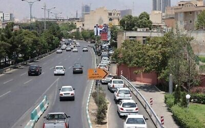 Des automobilistes font la queue pour faire le plein d'essence à Téhéran, en Iran, le 15 juin 2025. (ATTA KENARE / AFP)