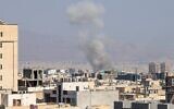 De la fumée s’élevant après une explosion dans le centre de Téhéran, le 15 juin 2025. Les médias iraniens ont déclaré qu'une frappe israélienne avait touché le quartier général de la police de Téhéran dans le centre-ville. (Crédit : Atta Kenare/AFP)