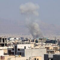 De la fumée s’élevant après une explosion dans le centre de Téhéran, le 15 juin 2025. Les médias iraniens ont déclaré qu'une frappe israélienne avait touché le quartier général de la police de Téhéran dans le centre-ville. (Crédit : Atta Kenare/AFP)
