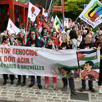 L'actrice française Corinne Masiero (3e à droite) se tient derrière une banderole avant de participer à une marche à Paris le 15 juin 2025, organisée par des syndicats et associations français à partir de La Villette, dans le 19e arrondissement de la capitale française, jusqu'à Bruxelles, afin de « faire pression sur les autorités européennes pour qu'elles imposent des sanctions contre Israël » et mettre fin au « massacre » à Gaza. (Crédit : Thomas SAMSON / AFP)
