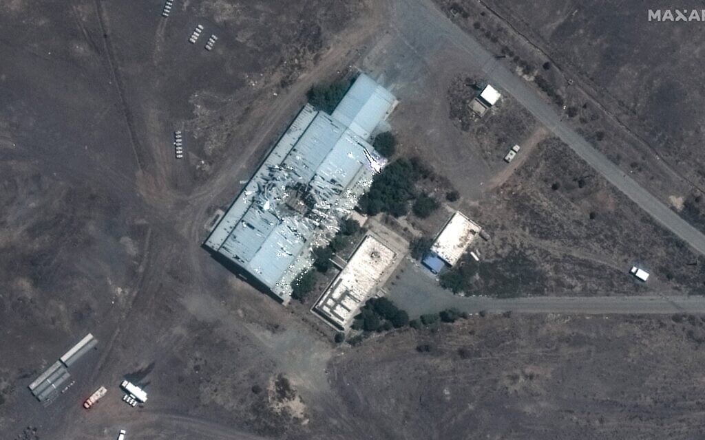 Cette image satellite publiée par Planet Labs montre des bâtiments endommagés dans l'installation de missiles de Bid Kaneh, au sud-ouest de Téhéran, en Iran, le 15 juin 2025. (Crédit : Photo © 2025 PLANET LABS PBC/AFP)
