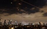 Les systèmes de défense aérienne israéliens activés pour intercepter des missiles iraniens au-dessus de la ville israélienne de Tel Aviv, alors qu'une nouvelle salve de roquettes iraniennes est tirée le 16 juin 2025. (Crédit : Jalaa Marey/AFP)