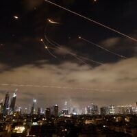 Les systèmes de défense aérienne israéliens activés pour intercepter des missiles iraniens au-dessus de la ville israélienne de Tel Aviv, alors qu'une nouvelle salve de roquettes iraniennes est tirée le 16 juin 2025. (Crédit : Jalaa Marey/AFP)