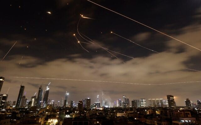 Les systèmes de défense aérienne israéliens activés pour intercepter des missiles iraniens au-dessus de la ville israélienne de Tel Aviv, alors qu'une nouvelle salve de roquettes iraniennes est tirée le 16 juin 2025. (Crédit : Jalaa Marey/AFP)