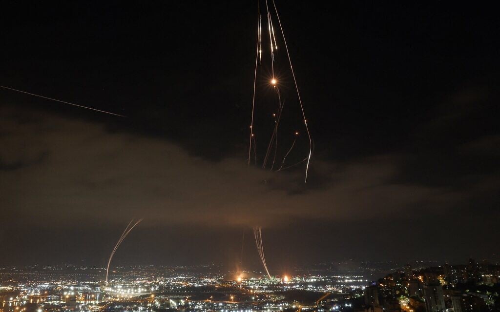 Les systèmes de défense aérienne israéliens activés pour intercepter des missiles iraniens au-dessus de Haïfa, le 16 juin 2025. (Crédit : Ahmad Gharabli/AFP)