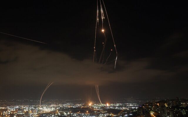 Les systèmes de défense aérienne israéliens activés pour intercepter des missiles iraniens au-dessus de Haïfa, le 16 juin 2025. (Crédit : Ahmad Gharabli/AFP)