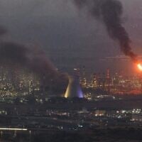 De la fumée s’élevant du site d'impact d'un missile dans la ville septentrionale de Haïfa, le 16 juin 2025, où trois personnes ont été tuées lors d'une frappe contre le complexe pétrolier de Bazan. (Crédit : Ahmad Gharabli/AFP)