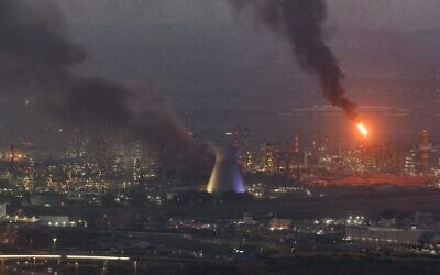 De la fumée s’élevant du site d'impact d'un missile dans la ville septentrionale de Haïfa, le 16 juin 2025, où trois personnes ont été tuées lors d'une frappe contre le complexe pétrolier de Bazan. (Crédit : Ahmad Gharabli/AFP)