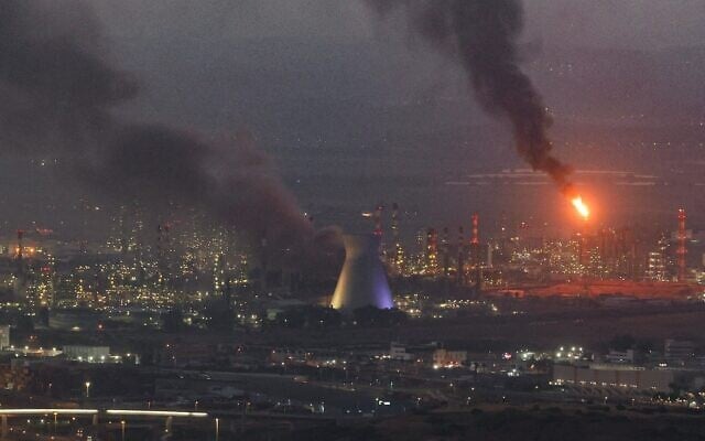 De la fumée s’élevant du site d'impact d'un missile dans la ville septentrionale de Haïfa, le 16 juin 2025, où trois personnes ont été tuées lors d'une frappe contre le complexe pétrolier de Bazan. (Crédit : Ahmad Gharabli/AFP)