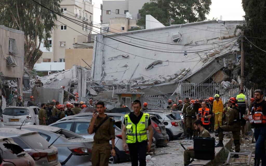 Des secouristes travaillant près d'un bâtiment endommagé à la suite d'une frappe d'un missile iranien, à Bnei Brak, à l'est de Tel Aviv, le 16 juin 2025. (Crédit : Jalaa Marey/AFP)