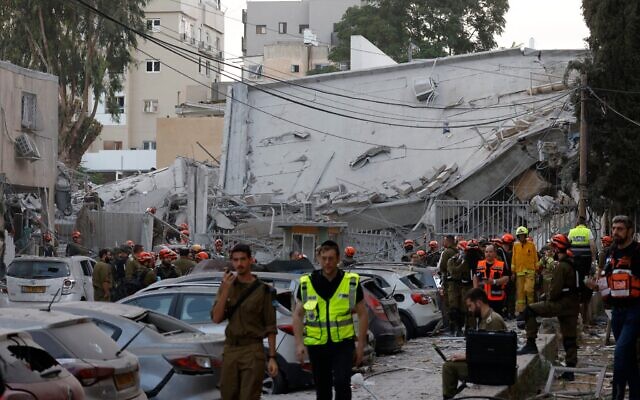 Des secouristes travaillant près d'un bâtiment endommagé à la suite d'une frappe d'un missile iranien, à Bnei Brak, à l'est de Tel Aviv, le 16 juin 2025. (Crédit : Jalaa Marey/AFP)