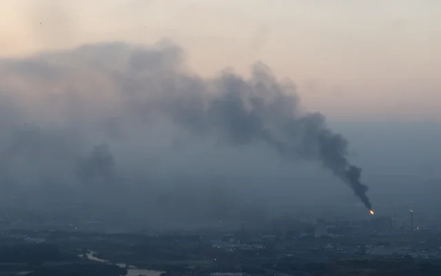 De la fumée s'élève d'un site touché par les frappes de missiles iraniens dans la ville de Haïfa tôt le matin du 16 juin 2025. (Crédit : Ahmad GHARABLI / AFP)