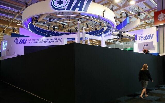 Une visiteuse passant devant le pavillon israélien fermé d'Israel Aerospace Industries (IAI) lors de la 55ᵉ édition du Salon international de l'aéronautique et de l'espace au parc des expositions du Bourget, à Paris, le 16 juin 2025. La France a bloqué l'accès aux stands de cinq fabricants d'armes israéliens au Salon du Bourget pour avoir exposé des « armes offensives », selon une source gouvernementale française. (Crédit : Alain Jocard/AFP) Une visiteuse passant devant le pavillon israélien fermé d'Israel Aerospace Industries (IAI) lors de la 55ᵉ édition du Salon international de l'aéronautique et de l'espace au parc des expositions du Bourget, à Paris, le 16 juin 2025. La France a bloqué l'accès aux stands de cinq fabricants d'armes israéliens au Salon du Bourget pour avoir exposé des « armes offensives », selon une source gouvernementale française. (Crédit : Alain Jocard/AFP)
