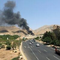 Photo d'illustration : De la fumée s'élève pour la deuxième journée consécutive du dépôt pétrolier de Shahran, au nord-ouest de Téhéran, le 16 juin 2025. (Crédit : AFP)