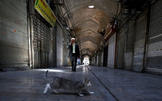 Les magasins fermés dans le Grand Bazar de Téhéran, alors que les combats entre Israël et l'Iran entrent dans leur quatrième jour, le 16 juin 2025. (Crédit : Atta Kenare/AFP) Les magasins fermés dans le Grand Bazar de Téhéran, alors que les combats entre Israël et l'Iran entrent dans leur quatrième jour, le 16 juin 2025. (Crédit : Atta Kenare/AFP)