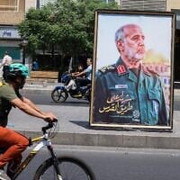 Une affiche du commandant Gholam Ali Rashid, membre du Corps des Gardiens de la Révolution islamique (CGRI), le bras armé du régime iranien, tué lors d'une frappe israélienne,  installée sur une place de Téhéran le 16 juin 2025. (Crédit : Atta Kenare/AFP)