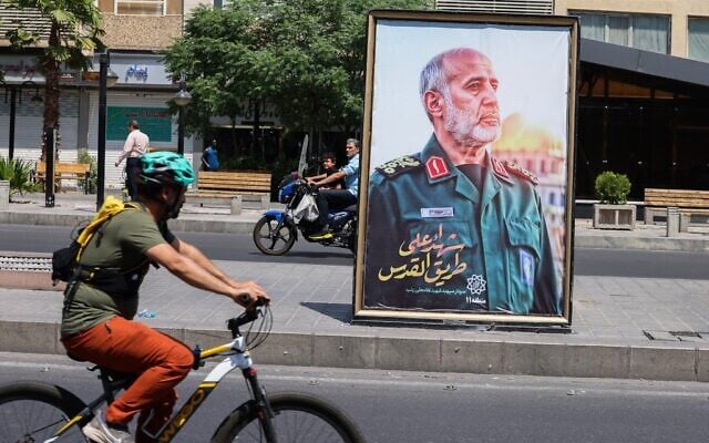 Une affiche du commandant Gholam Ali Rashid, membre du Corps des Gardiens de la Révolution islamique (CGRI), le bras armé du régime iranien, tué lors d'une frappe israélienne,  installée sur une place de Téhéran le 16 juin 2025. (Crédit : Atta Kenare/AFP)